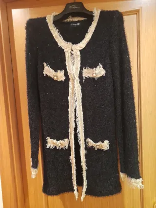 Chaqueta tipo Chanel negra y dorada