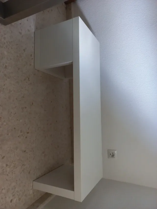 Mesa auxiliar blanca moderna