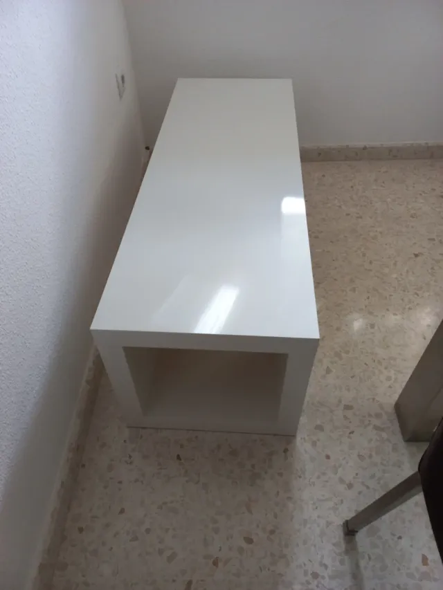 Mesa auxiliar blanca moderna