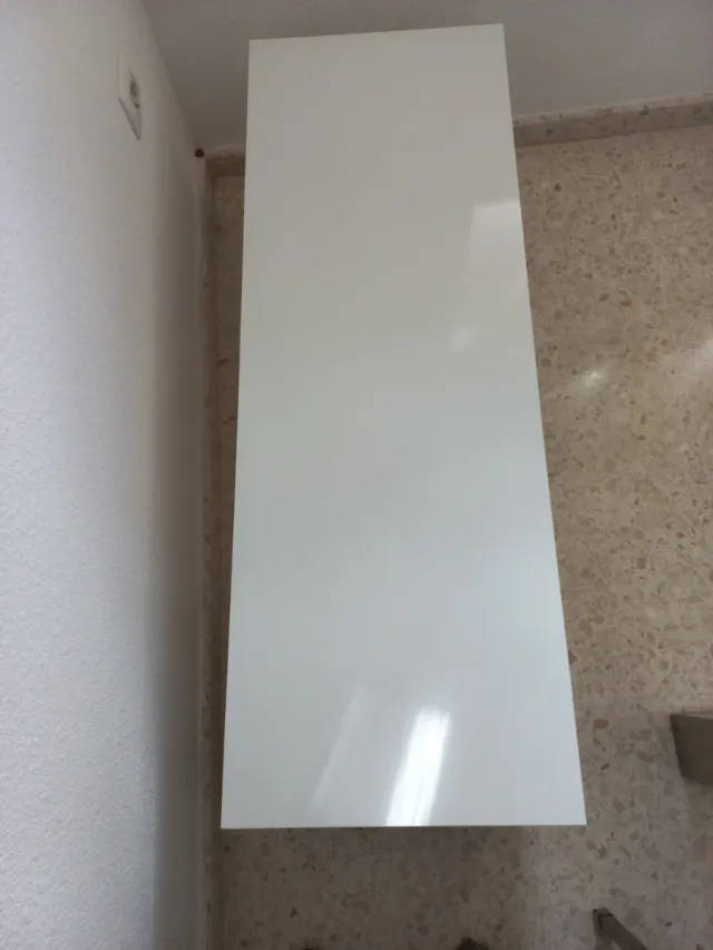 Mesa auxiliar blanca moderna