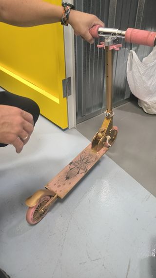 Patinete niña rosa y dorado.
