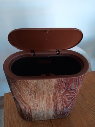 Papelera de plástico con diseño madera