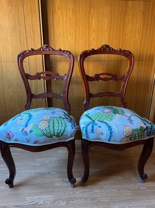 sillas  de nogal con tapicería floral. En Badajoz 