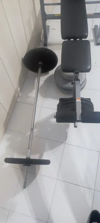 Banco de pesas con barra y discos