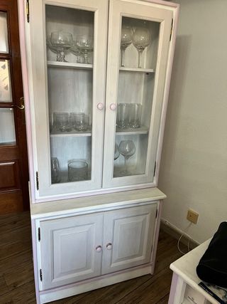 Mobili da soggiorno modulari bianchi e rosa