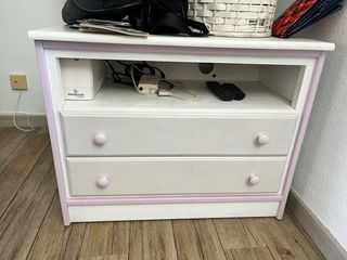 Mobili da soggiorno modulari bianchi e rosa