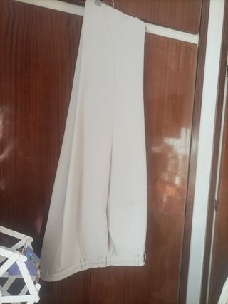 Pantalón gris perla con goma en cintura y bolsillo