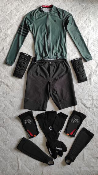 BICICLETA ELECTRICA MONTAÑA CON EQUIPAMIENTO