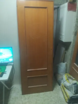 Puerta de madera interior
Llevan el pomo suelto