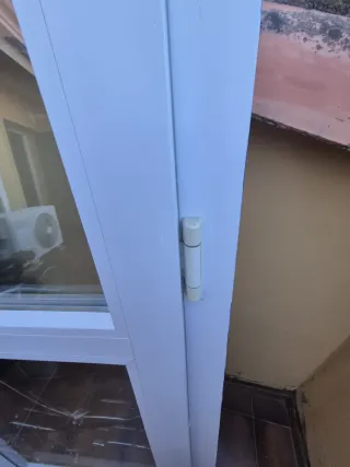Puerta blanca con bisagra