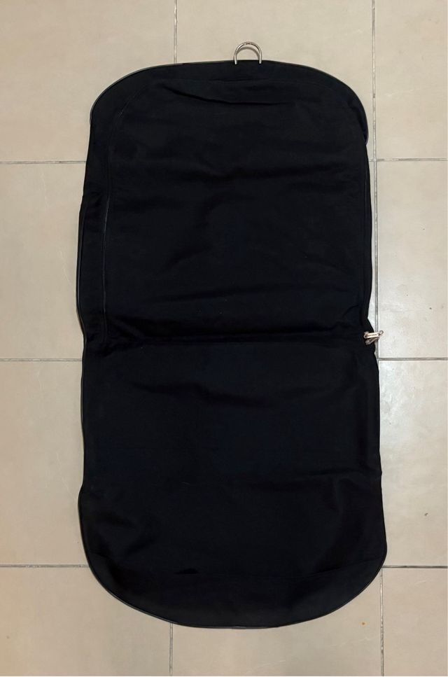 Portatrajes Bossana Negro con Bolsillo extra.