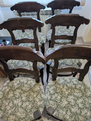 Juego de 6 sillas de madera con tapicería floral.