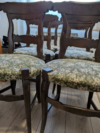 Juego de 6 sillas de madera con tapicería floral.