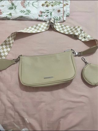 Bolso Bershka beige con monedero y correa