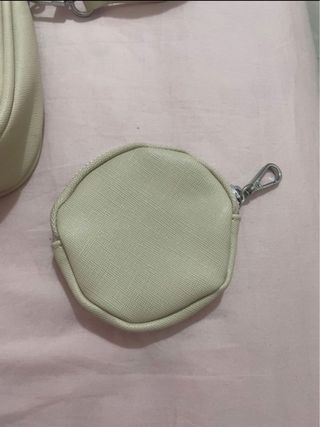 Bolso Bershka beige con monedero y correa