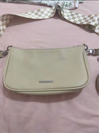 Bolso Bershka beige con monedero y correa