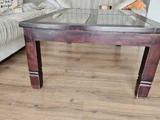 Tavolo in legno di teak.
