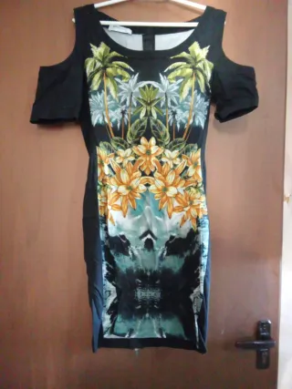 Vestido de verano con estampado tropical