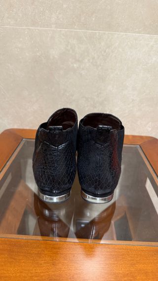 Botines negros piel efecto cocodrilo