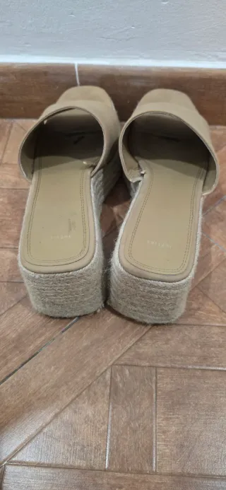 Sandalias cuña beige