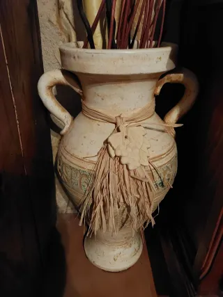 Jarrón de cerámica beige y marrón