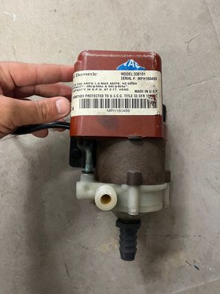 Bomba de agua Dometic 12V
para air/con barco