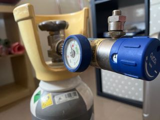 Bombona y regulador de presión.