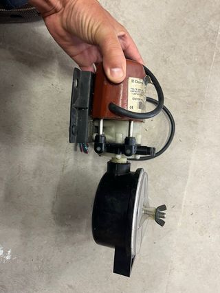 Bomba Agua Dometic 230 VAC Barco