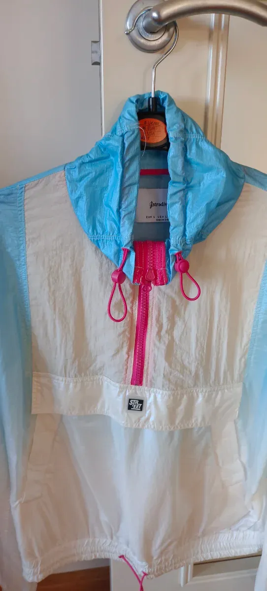 Cortavientos Stradivarius azul y blanco Talla L