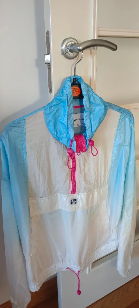 Cortavientos Stradivarius azul y blanco Talla L