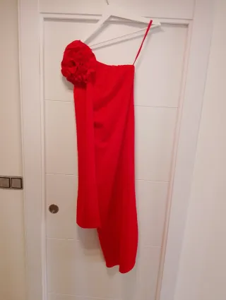 Vestido rojo asimétrico con flor