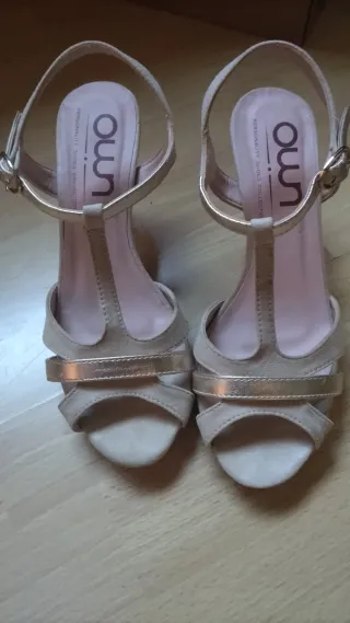 Zapatos de tacón beige y dorado Own