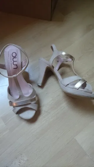Zapatos de tacón beige y dorado Own