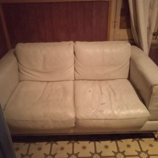 Sofá de piel beige