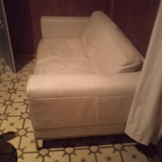 Sofá de piel beige