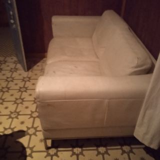 Sofá de piel beige