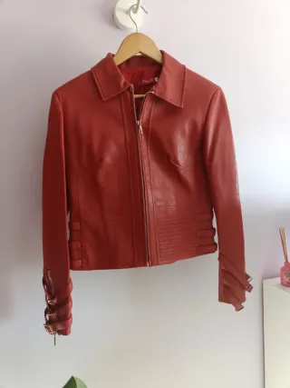 Cazadora polipiel roja mujer
