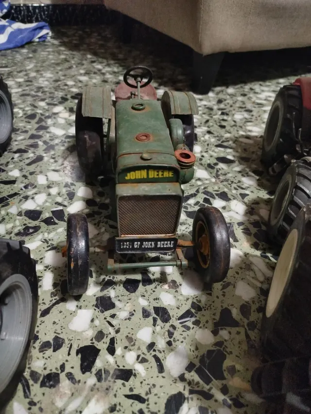 Colección de tractores de juguete