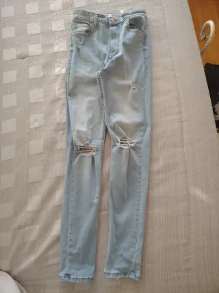 Pantalón vaquero azul claro desgastado