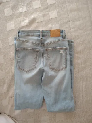 Pantalón vaquero azul claro desgastado