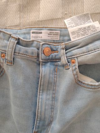 Pantalón vaquero azul claro desgastado