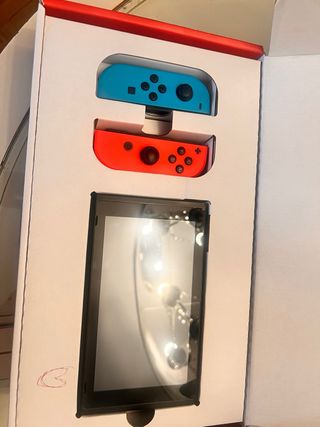 Nintendo Switch Gris/Rojo con maletín y 3 mandos