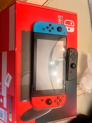 Nintendo Switch Gris/Rojo con maletín y 3 mandos