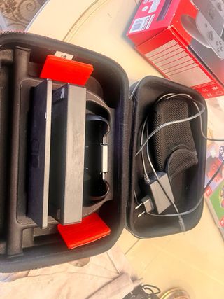 Nintendo Switch Gris/Rojo con maletín y 3 mandos