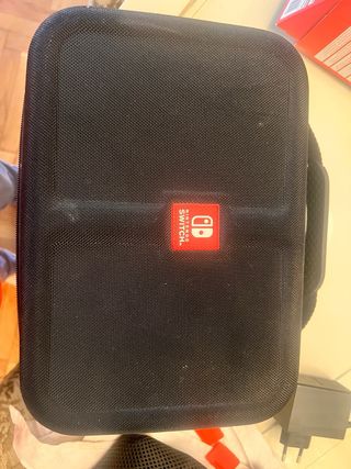 Nintendo Switch Gris/Rojo con maletín y 3 mandos