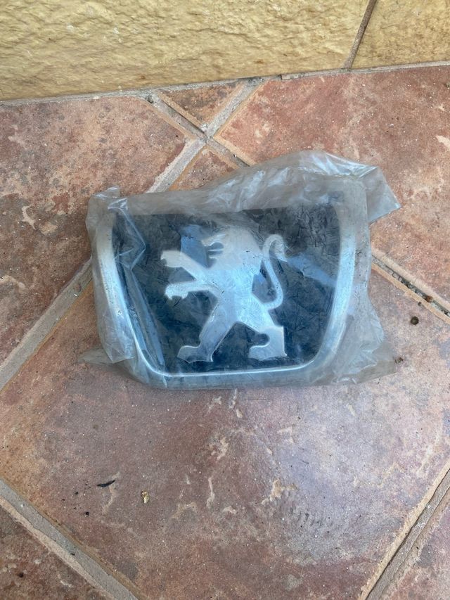 Emblema Peugeot Plata