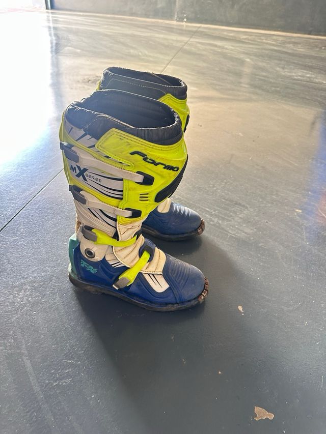 casco , botas 44 rodilleras y protección motocross