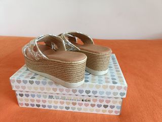 Sandalias beige y blanco con plataforma