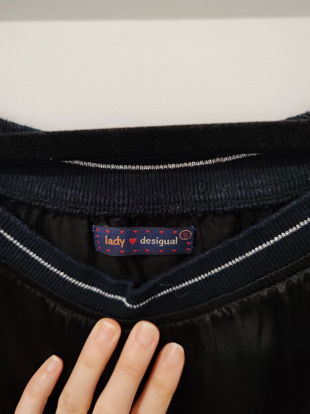 Camiseta satinada negra