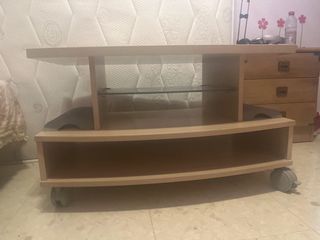 Mesa TV madera y cristal con ruedas